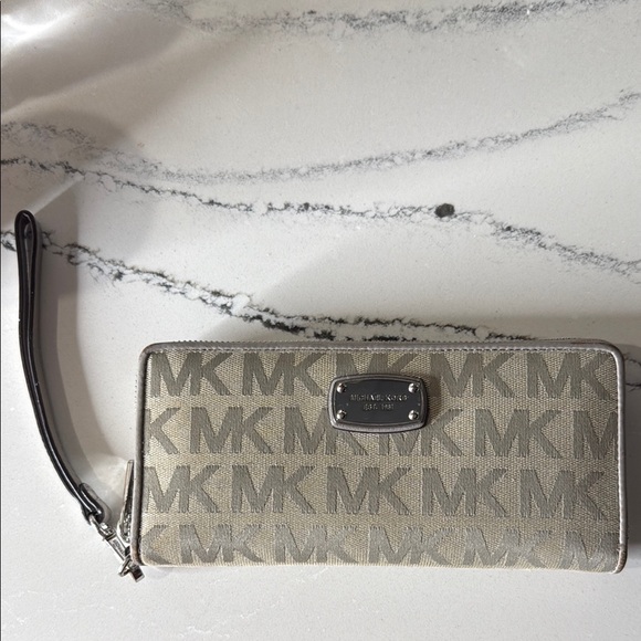 Michael Kors Jet Set Travel Continental Light Grey Logo Wristlet - Picture 3 of 12